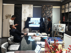 不少城市的体验店一送来了客流小高峰